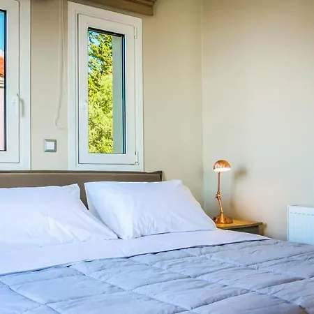 Lourdata Sleeps 5 Pool Air Con Wifi Лурдата